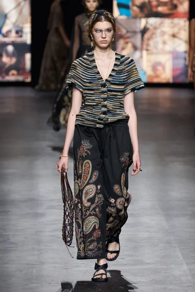 Look 25